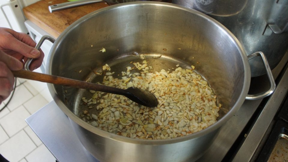 Na rozpálené pánvičce s olejem orestujte dozlatova jemně nakrájenou cibuli