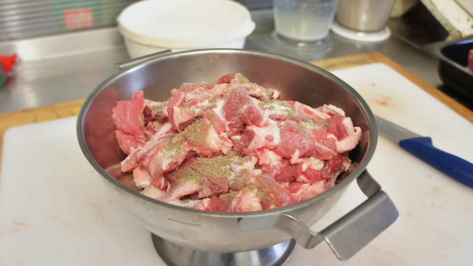 Přidejte na menší kousky nakrájené maso, osolte, opepřete, promíchejte s cibulí