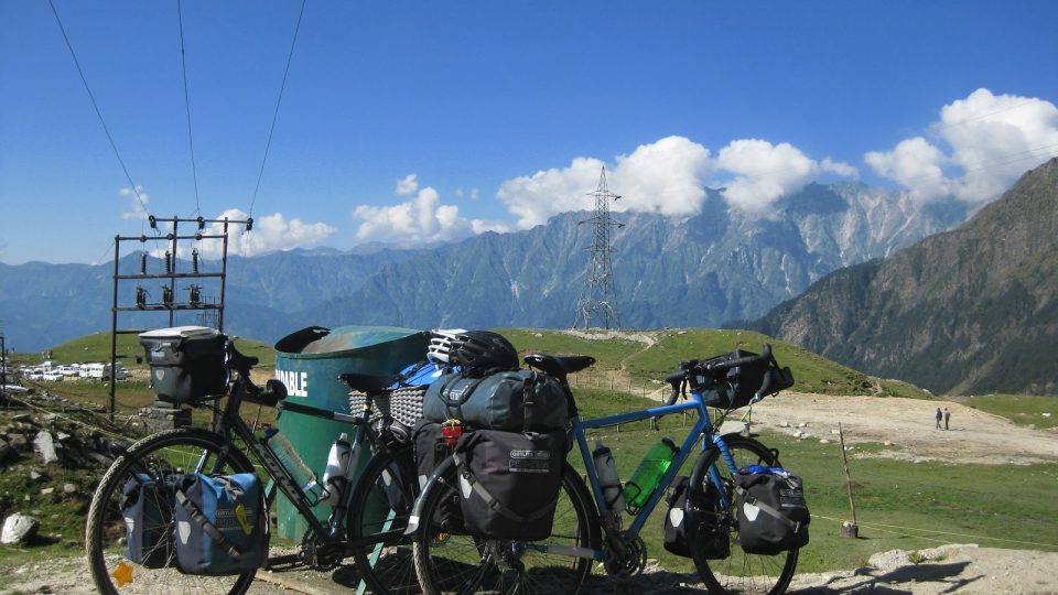 Před odjezdem z Merrhi do sedla Rohtang La se pokochala výhledy i naše věrná kola. To modré je ten nový fešák od Kolosu