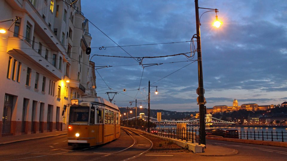 Kossuthovo náměstí a tramvajová linka na levém břehu Dunaje