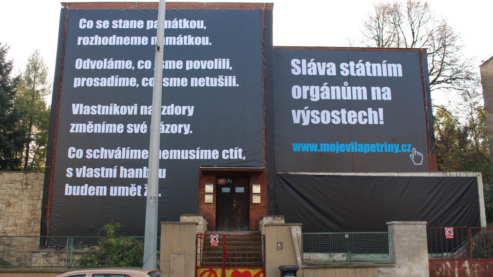 Místní obyvatelé chtějí majiteli demolici překazit. V petici proti bourání argumentují tím, že jde o architektonicky významnou stavbu.