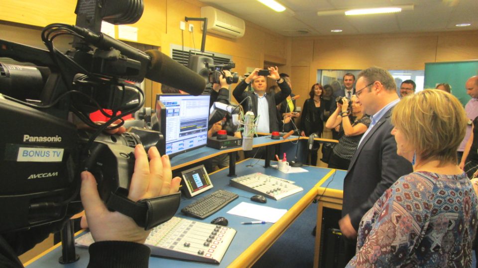 Zahájení samostatného rozhlasového vysílání z Liberce proběhlo za účasti novinářů, kameramanů