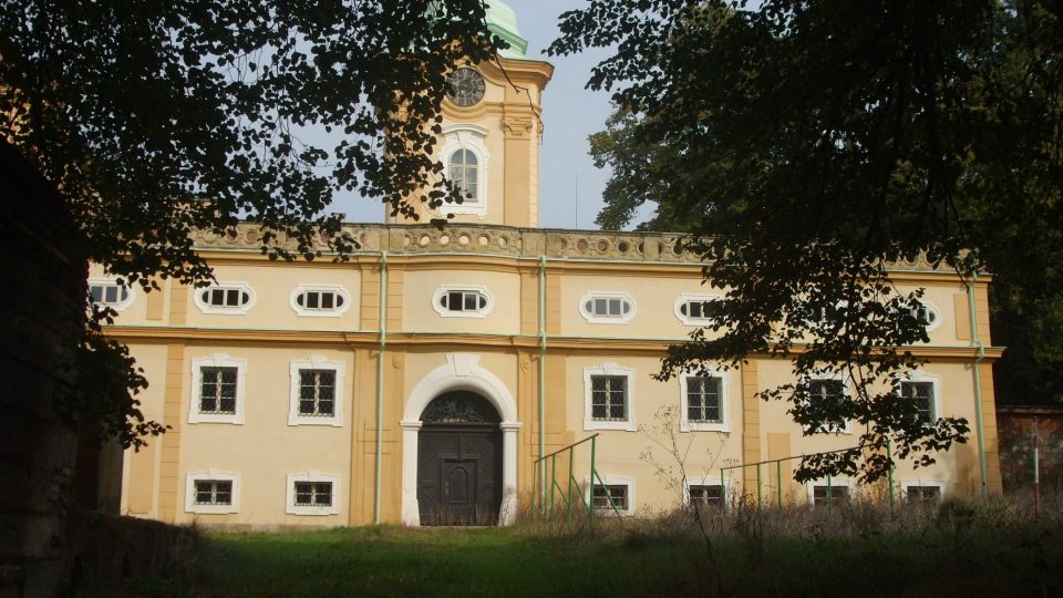 Barokní sochy můžete obdivovat kdykoli, zámek bohužel jen přes zeď nebo skrz bránu