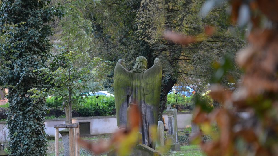 Hřbitov zdobí plastiky významných sochařů