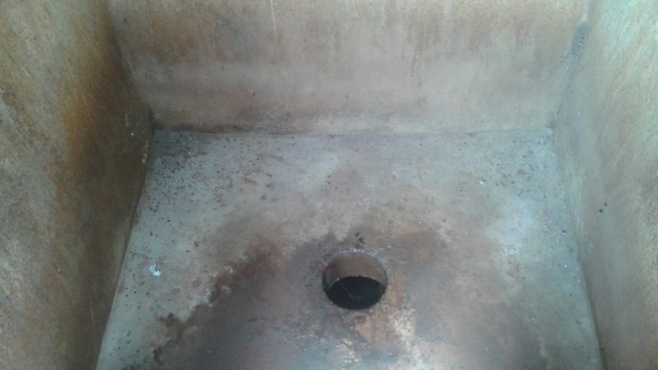 Jediný záchod pro voj. pozorovatele + 50 Kamerunských vojáků