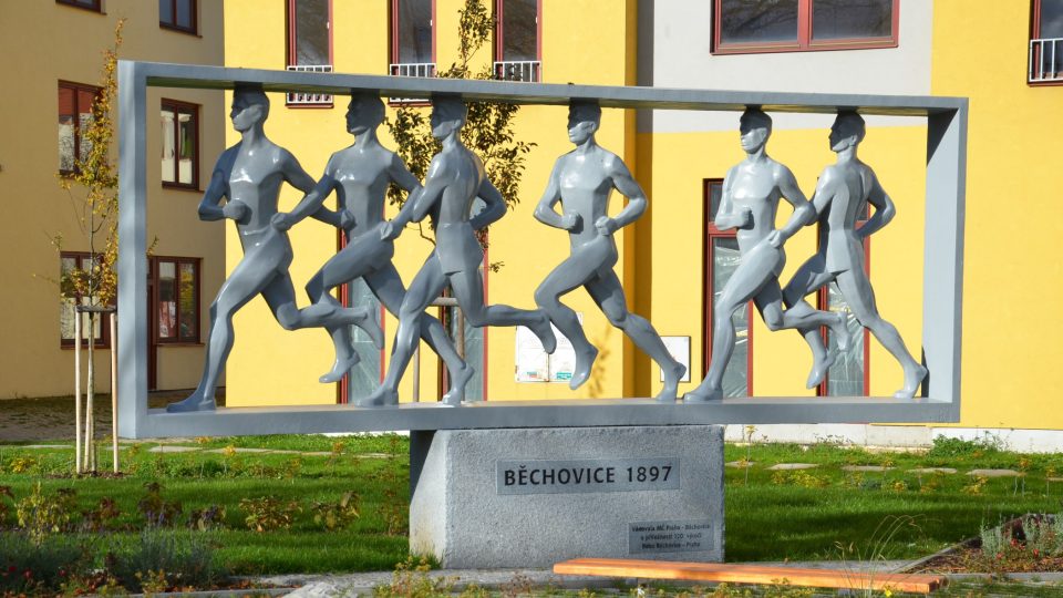 Běžecký závod má také svůj pomník, který byl odhalen v říjnu 1972