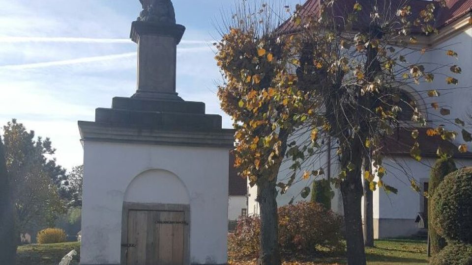 Socha Nejsvětější Trojice ve Strmilově, pod níž je podle pověsti vstup do podzemí