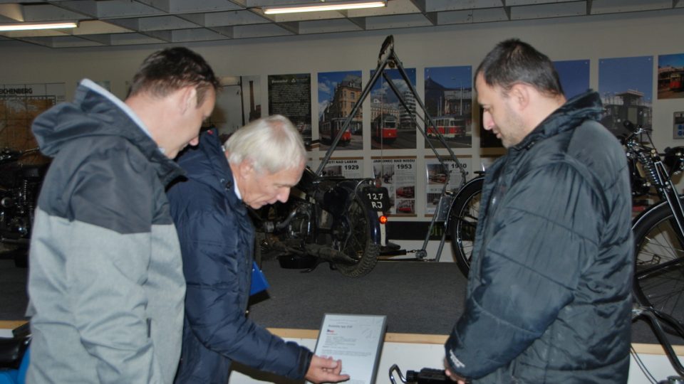 Roman Vránek, Michal Paluba a Jiří Němeček v interiéru Technického muzea v Liberci