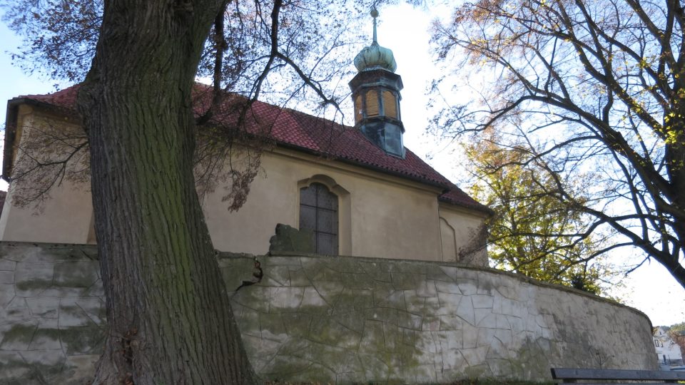 Kostel sv. Jana Nepomuckého stojí na místě původního kostela staroslovanského hradiště