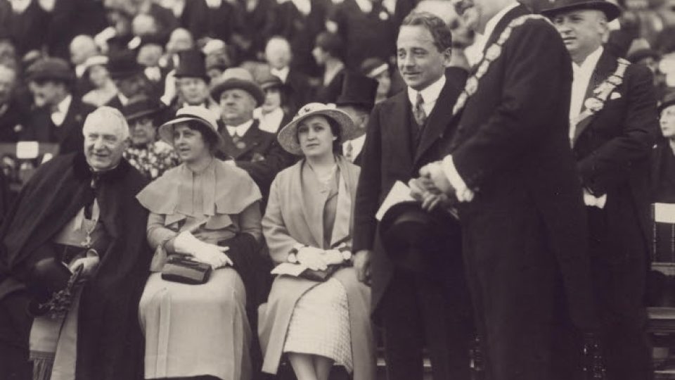 Franz Kamprath (zcela vlevo) sedí s manželkami rakouského prezidenta a premiéra Dolfusse (stojící bez klobouku) - 2. 5. 1934