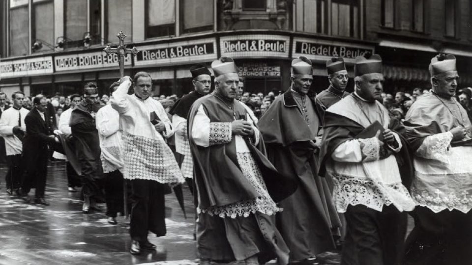 Franz Kamprath (uprostřed snímku) při průvodu ulicemi Vídně 16. 10. 1932