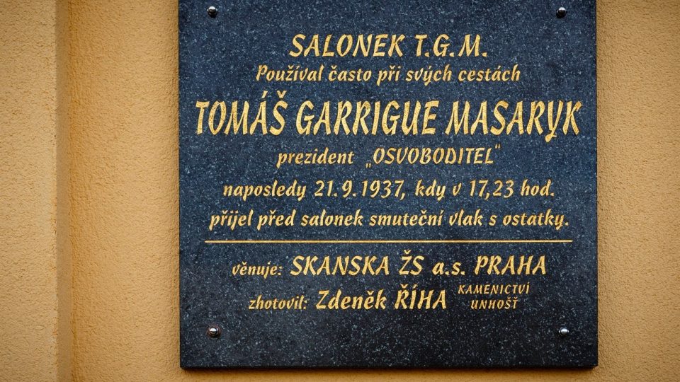 Deska na nádraží Stochov připomíná prvního čs. prezidenta