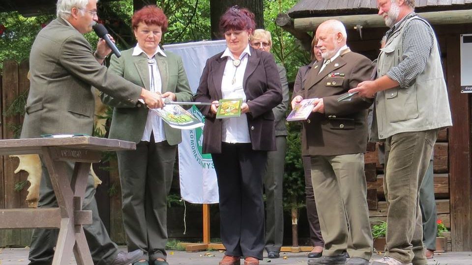 Křtění druhé knížky S ženou myslivcem od plotny do lesa a naopak šéfredaktorem časopisu Myslivost ing. Jiřím Kasinou v Rožnově pod Radhoštěm. Vedle mne ilustrátorka knížky Hana Křenková a další členové Klubu autorů při ČMMJ se svými knížkami