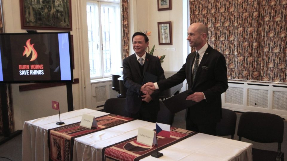 Podpis deklarace o spolupráci České republiky a Vietnamu v oblasti mezinárodní úmluvy o obchodování s ohroženými druhy z listopadu 2015