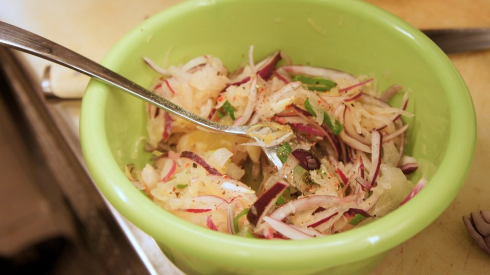 Jitrnice můžete podávat se salátem z kysaného zelí, jarní cibulky a červené cibule