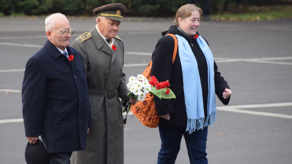Veterán Jan Ihnatík (uprostřed) přichází položit květinu k památníku osvobození