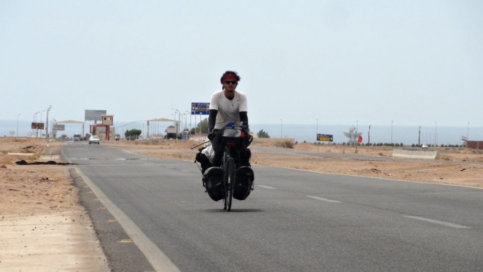 Na kole ujel student Núruddín po Egyptě šest tisíc kilometrů