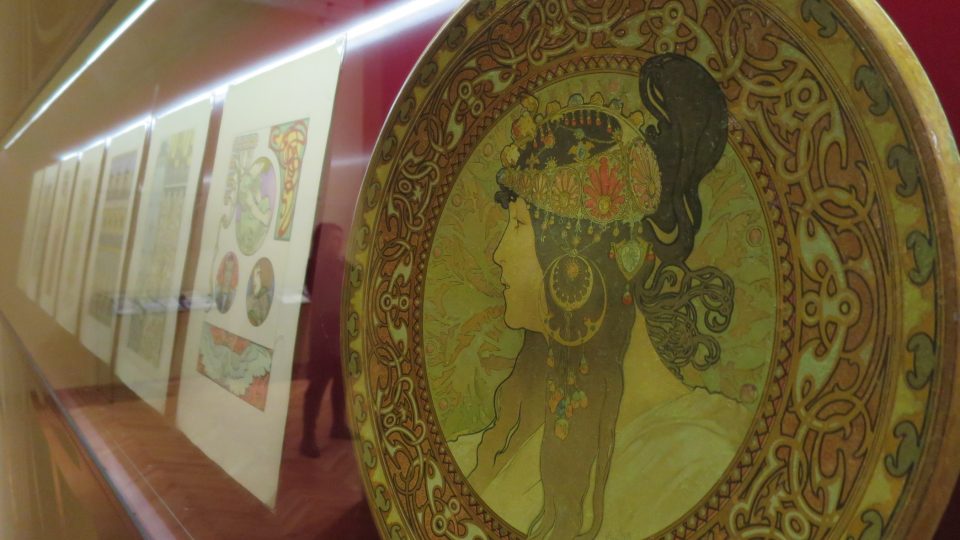 Součástí expozice jsou i dva malované talíře s portréty orientálních krásek