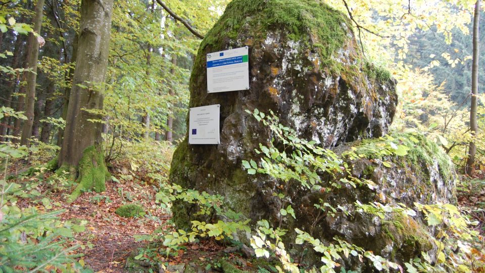 Jezero i jeho okolí působí i dnes poněkud tajuplně