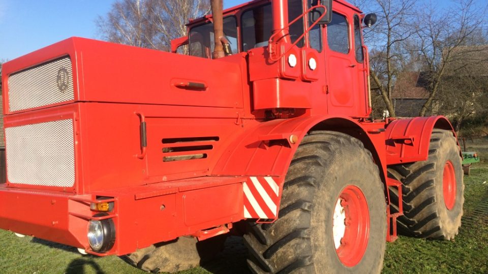Manželé z Děčínska sbírají dvanáctitunové ruské traktory