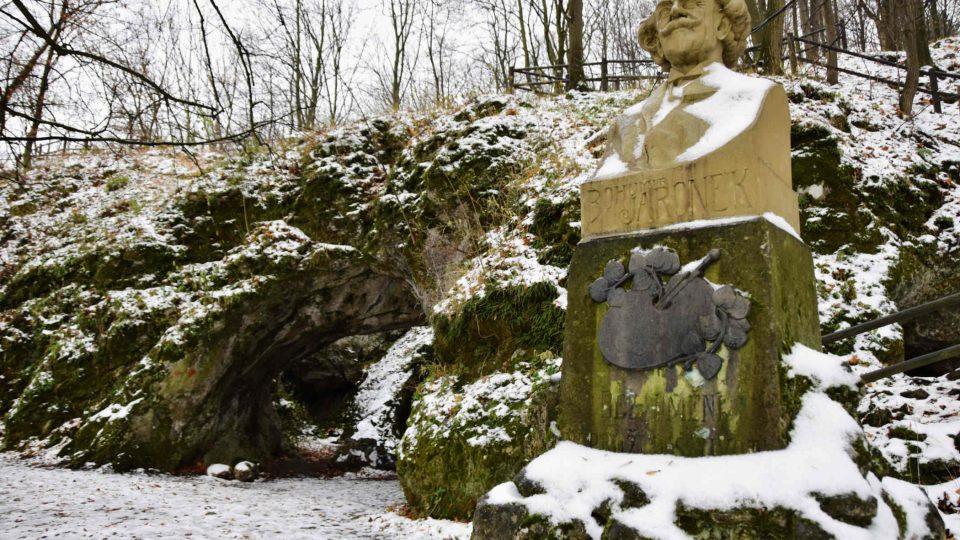 Busta zakladatele Valašského muzea v přírodě Bohumíra Jaroňka před jeskyní Šipka Busta zakladatele Valašského muzea v přírodě Bohumíra Jaroňka před jeskyní Šipka
