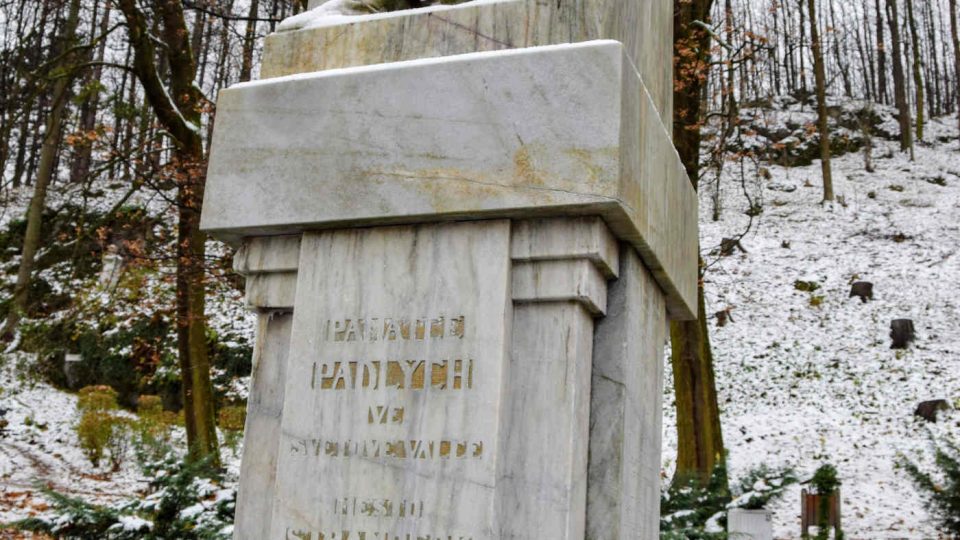 Památník padlých ve Štramberku je už zčásti vyčištěný Památník padlých ve Štramberku je už zčásti vyčištěný