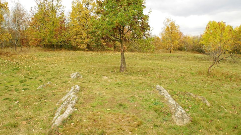 Skála je zde opravdu jen kousek pod povrchem