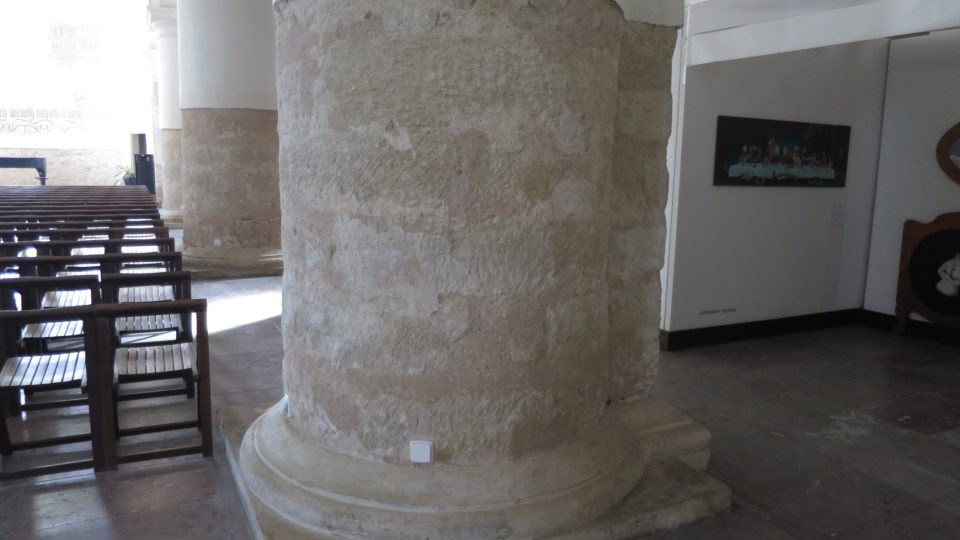 Nosné sloupy mají ve spodní části sundanou omítku, aby vynikl kámen, ze kterého je bazilika postavena