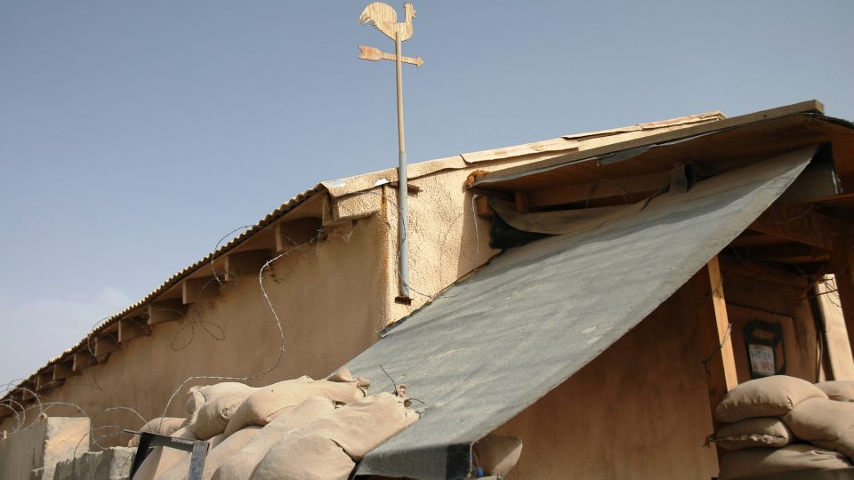  Korouhvička ve tvaru kohouta nad jednou z budov, ve které byli ubytování čeští vojáci Provinčního rekonstrukčního týmu Logar. Základna Shank, Afghánistán 2012