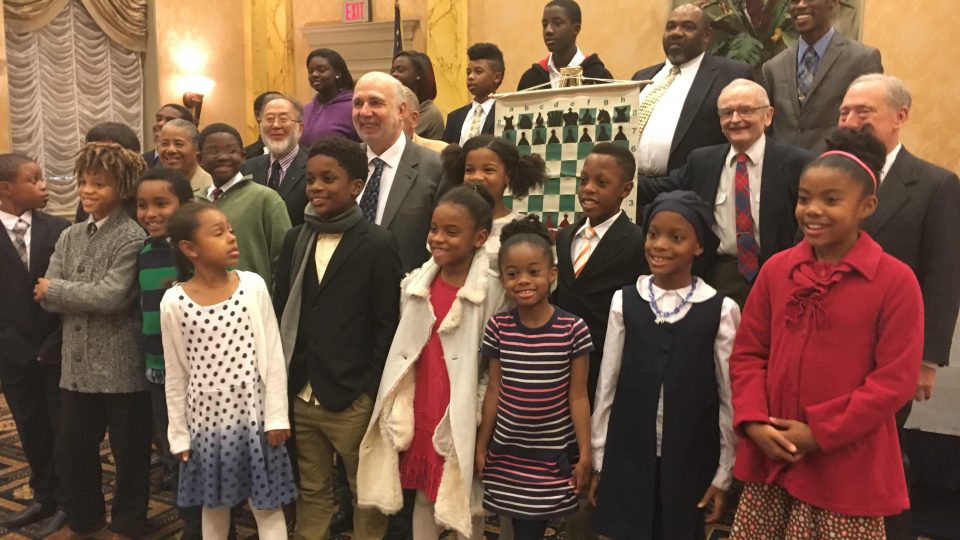 Setkání potěšilo všechny účastníky, děti z washingtonského šachového klubu i Lubomíra Kaválka | foto: Jan Šmíd Setkání potěšilo všechny účastníky, děti z washingtonského šachového klubu i Lubomíra Kaválka