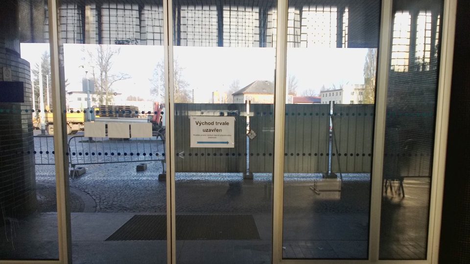 Některé východy z pardubického nádraží jsou po dobu rekonstrukce zavřené