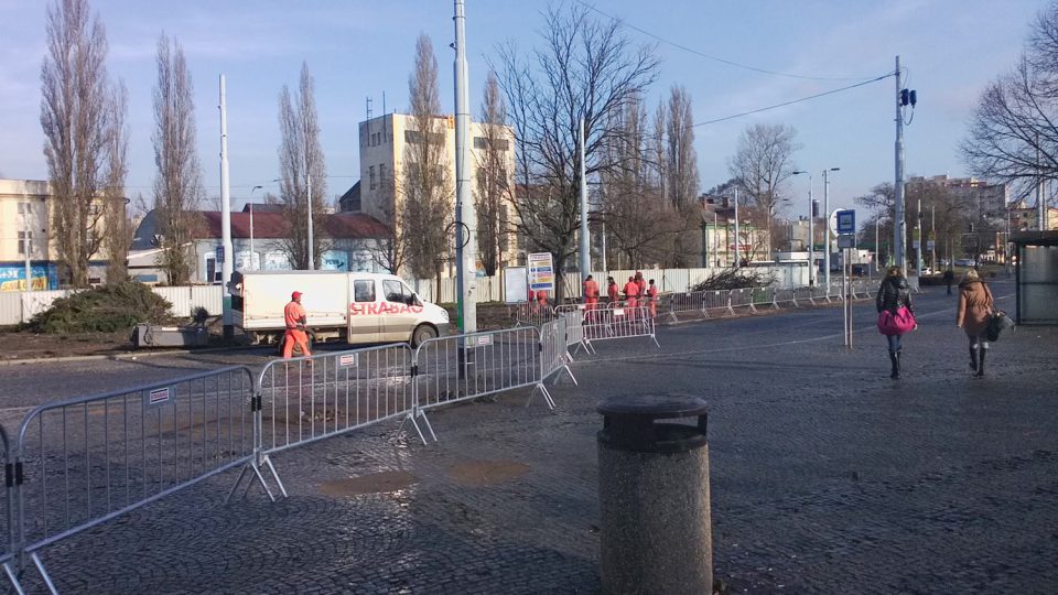 Cestující mohou po dobu rekonstrukce kolem nádraží procházet pouze vyhrazenými koridory