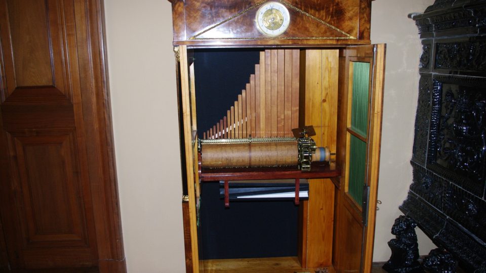 Jedním z unikátních nedávno restaurovaných exponátů jsou i tyto flétnové hrací hodiny, které dokáží přehrát až 40 skladeb