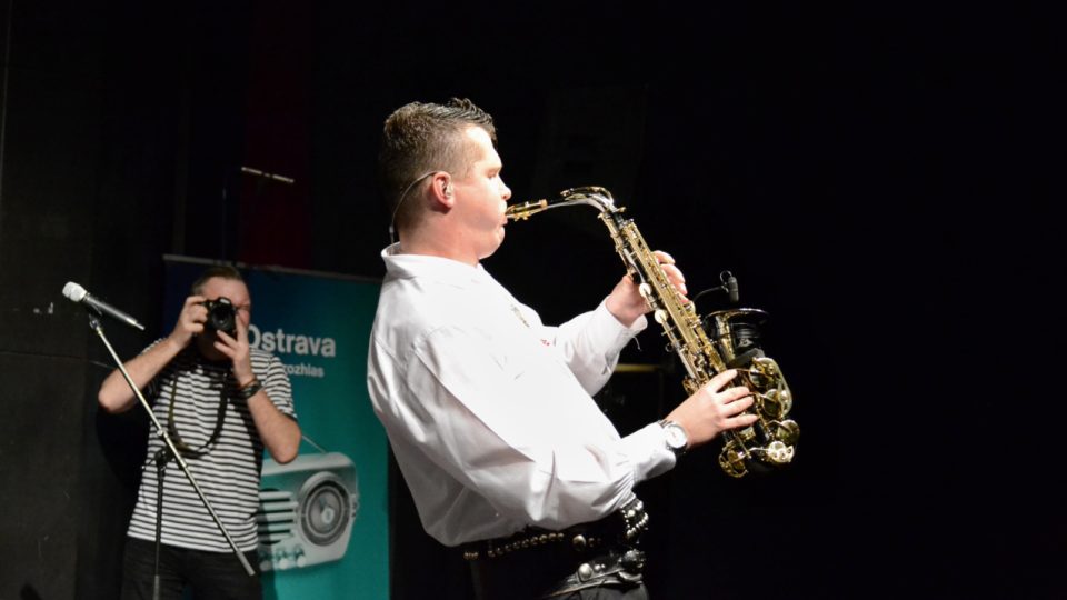 Štefan Kollár se saxofonem a Martin Straka s fotoaparátem