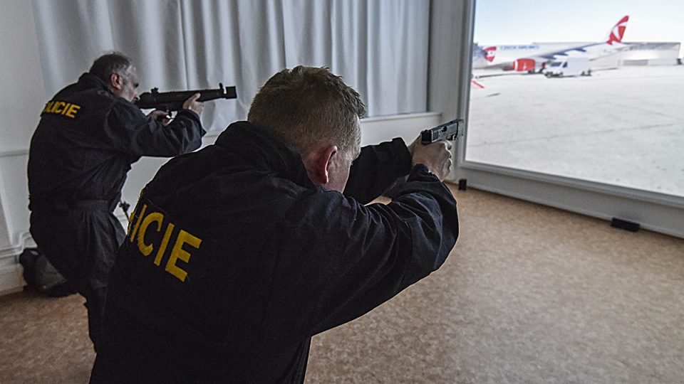 Situace se odehrávají na velkém plátně, před kterým stojí policisté na běžné pochůzce. 