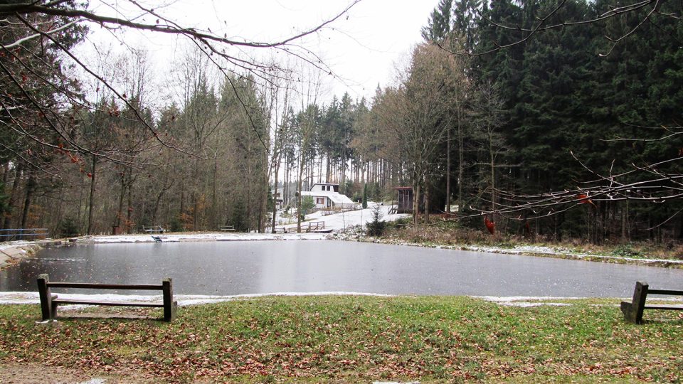 Lesní koupaliště slouží v zimě jako kluziště