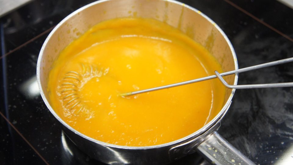 Příprava dýňové polévky s jehněčím ragú