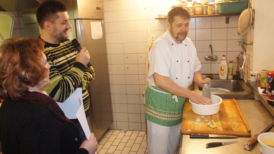 Šéfkuchař připravuje mandlové krokety