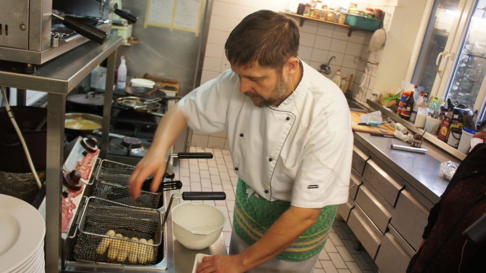 Petr Novák vyrábí mandlové krokety