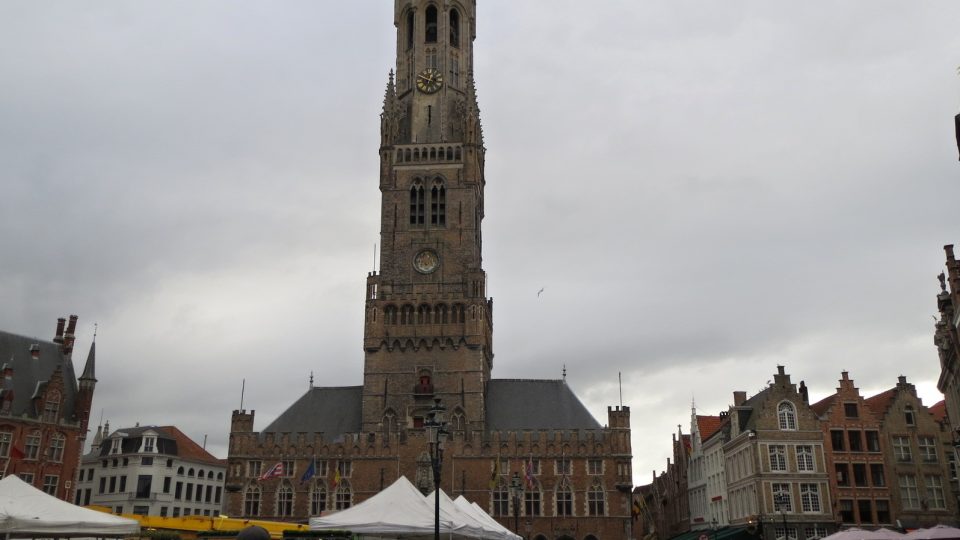 Věž zvonice na centrálním náměstí v Bruggách je už od svého vzniku vychýlena na stranu o více než jeden metr