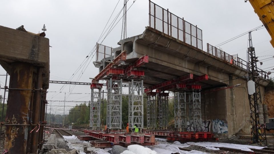 Modernizace vlakového nádraží v Chodově začala demontáží mostu 