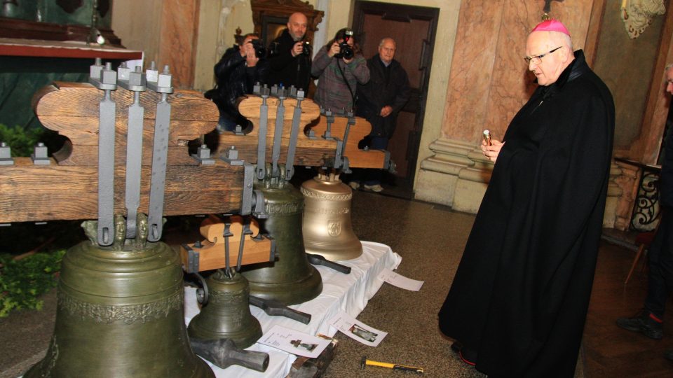 Zvonům z kostela Povýšení sv. Kříže požehnal litoměřický biskup Jan Baxant