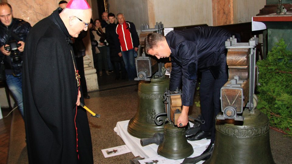Zvonům z kostela Povýšení sv. Kříže požehnal litoměřický biskup Jan Baxant