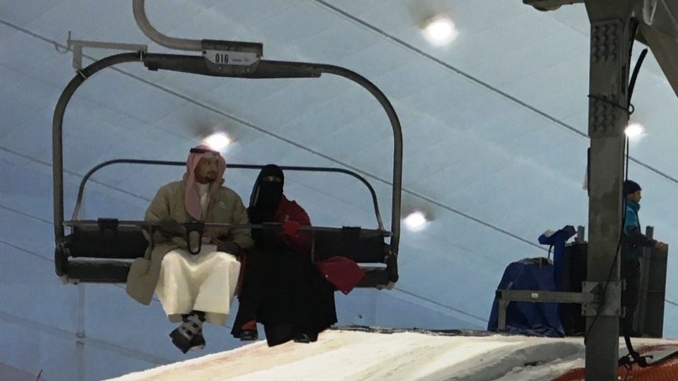 Do haly s umělou sjezdovkou si běžní obyvatelé Dubaje jezdí hlavně užít zimní atmosféru. Lyžovat tu umí málokdo