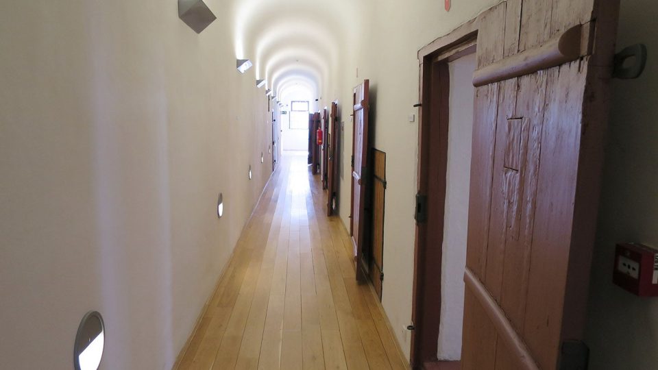 Muzeum českého karosářství sídlí v budově bývalého  soudu a vězení, pohled do chodby s vězeňskými celami, ve kterých jsou dnes expozice