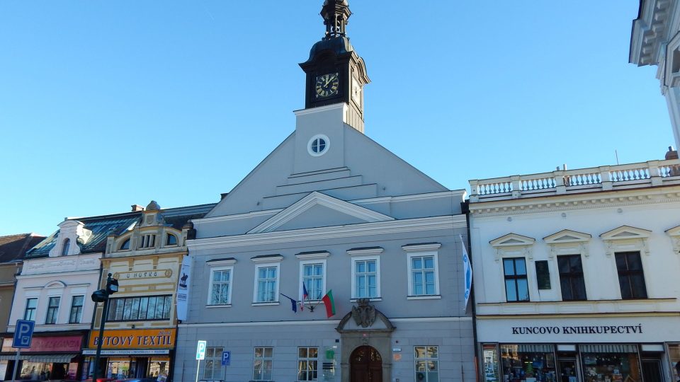 Muzeum českého karosářství sídlí v budově bývalého soudu a vězení na náměstí Přemysla Otakara II.