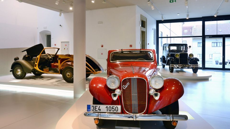 Přízemní sál expozice je věnovaný vozům období první republiky, nejslavnější éry firmy Carrosserie Sodomka