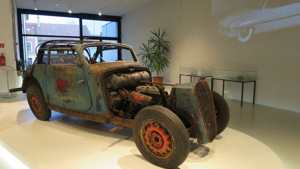 Tento automobil Aero 50 kdysi patřil manželce prezidenta Beneše, Haně Benešové. Vyrobený byl v roce 1937 a nyní ho čeká restaurování