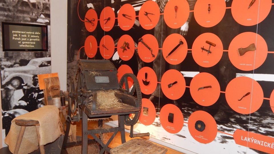 V expozici v celách bývalého vězení se dozvíte, jaká řemesla souvisela s výrobou karoserií