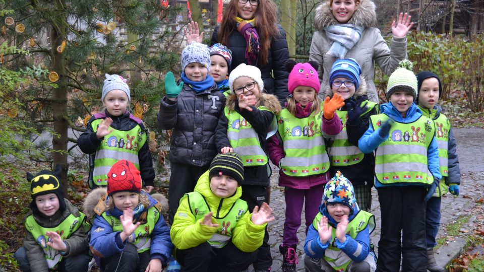 Do chomutovského zooparku se vypravilo vánoční stromky pro zvířata nazdobit na 20 skupinek dětí